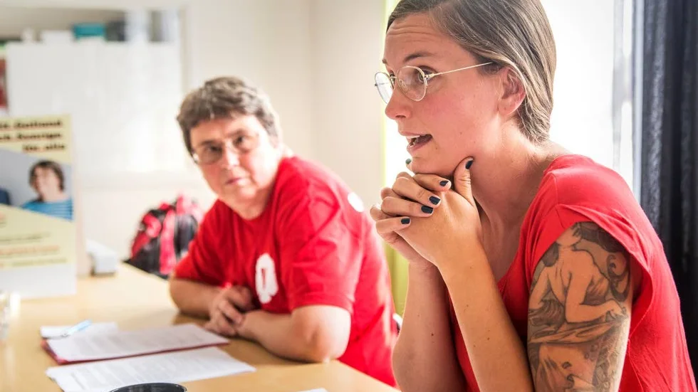 Saga Carlgren (t h) tar över som gruppledare för Vänsterpartiets fullmäktigegrupp efter Brittis Benzler (t v)