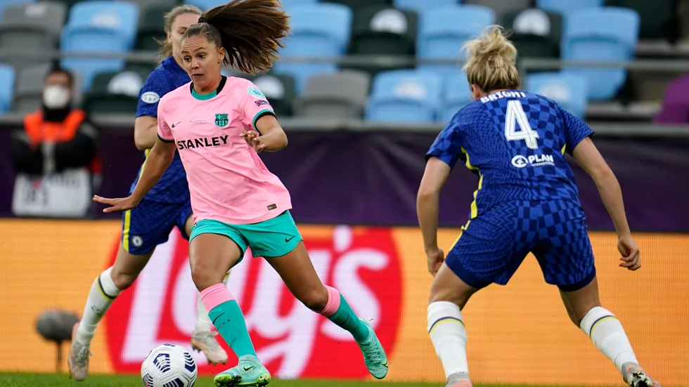 Barcelonas Lieke Martens, mitten, under fjolårets Champions League-final mot Chelsea. Arkivbild.