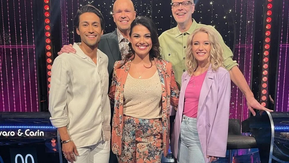 Tävlande i 2022 års upplaga av Doobidoo som kommer att sändas i SVT i höst. Från vänster: Alvaro Estrella, programledaren Lasse Kronér, Carin da Silva, Hans Rosenfeldt och Ellen Bergström.