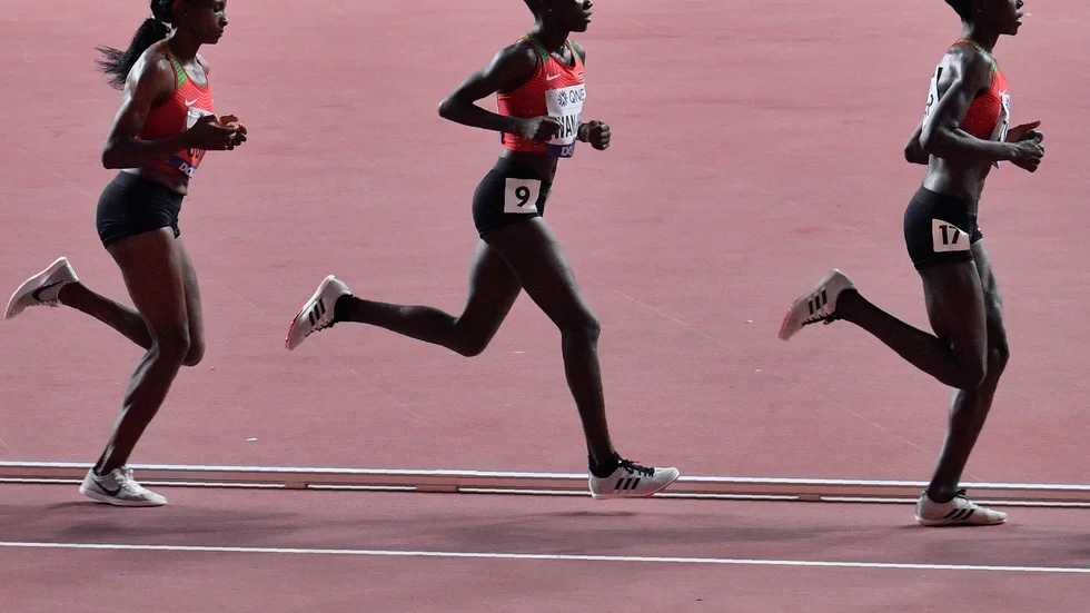 Tre kenyanska löpare, med Agnes Tirop i spetsen. Nu har ytterligare en kenyansk löpare dödats. Arkivbild.
