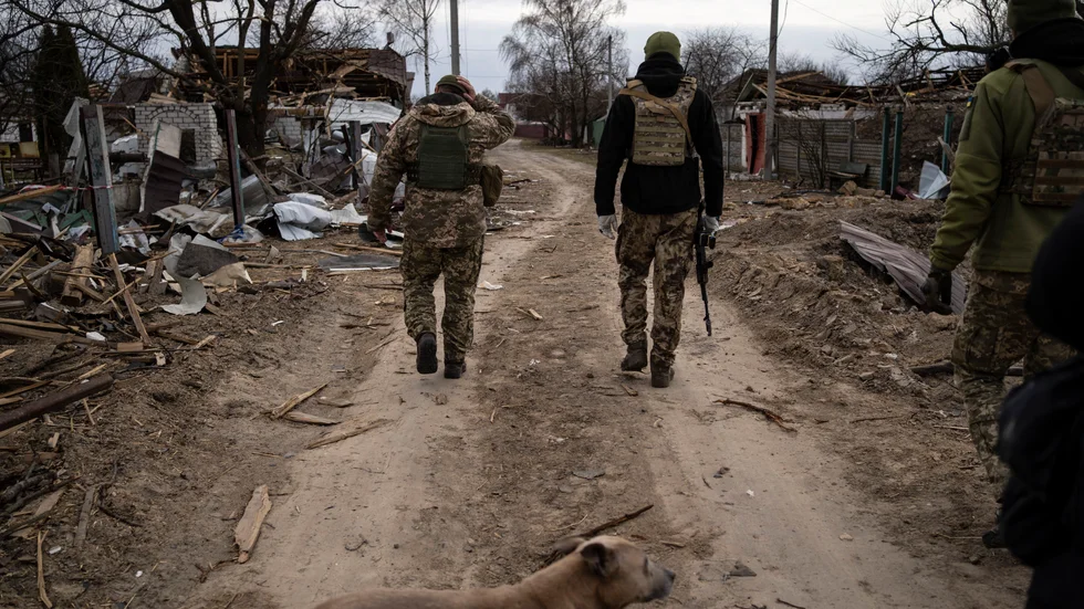 Två ukrainska soldater på en väg i närheten av Brovary i utkanten av Kiev i slutet av mars.