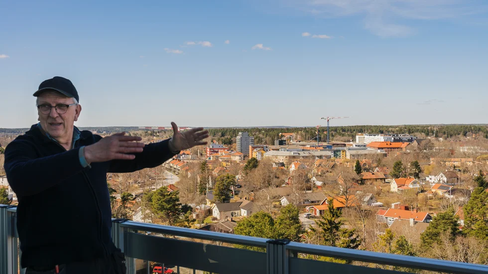 "Det är en frihetskänsla att vara så här högt upp. Vi ser vädrets alla omslag och vi ser hur solnedgången flyttar sig en bit för varje dag", säger Henry Tervahauta, här på en av terrasserna högt över Knivsta. I bakgrunden området kring Knivsta station.


