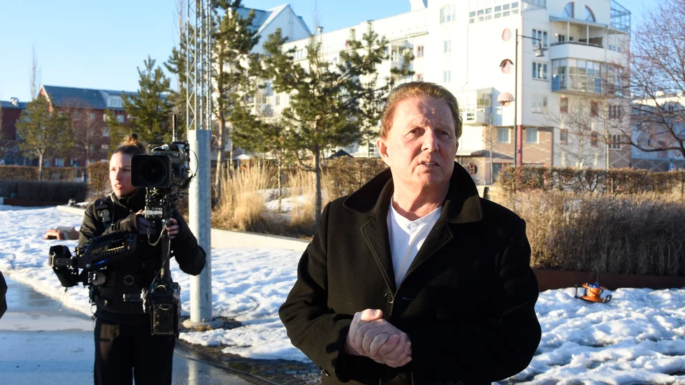 Regionrådet Kenneth Backgård väntar på att direktsändningen ska börja.