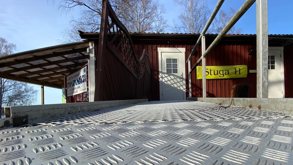 Utanför den här campingstugan satt en rullstolsburen person ute under flera timmar, lättklädd, och med flera minusgrader på termometern.
