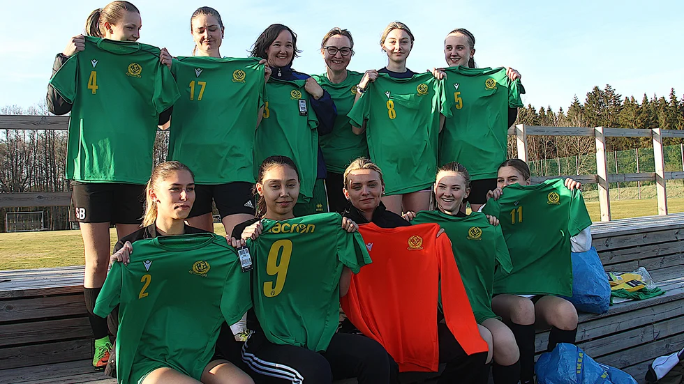 På onsdagsträningen på Fanna IP:s konstgräs, sista träningen före seriepremiären, fick spelarna i Södra Trögds IK sina matchtröjor. Klubben har inte haft ett damlag sedan början av 90-talet, men gör comeback igen. "Vi ser det här långsiktigt och ser seriematcherna som träning", säger tränaren Kristin Karlsson.