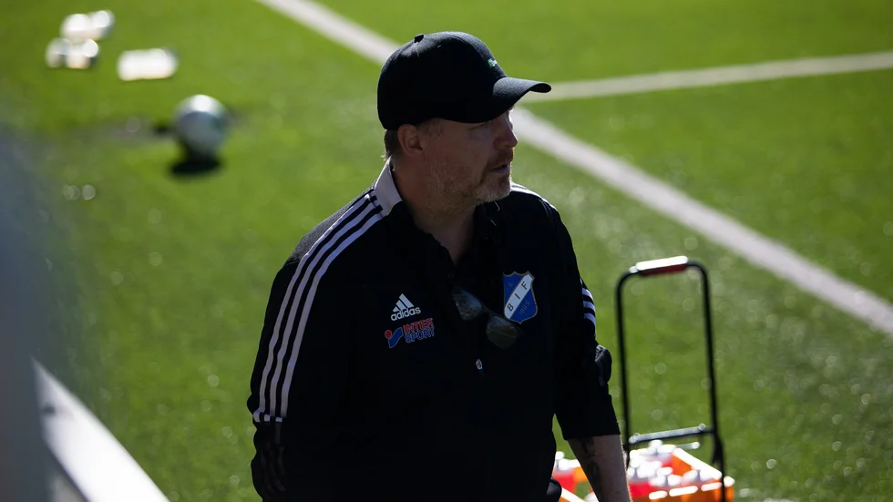 Rickard Blomdahl, och assistenten Fredrik Ljungberg, lämnar Boxholms IF. "Vår fotbollsfilosofi överensstämmer inte med Boxholms", säger Motalakillen.