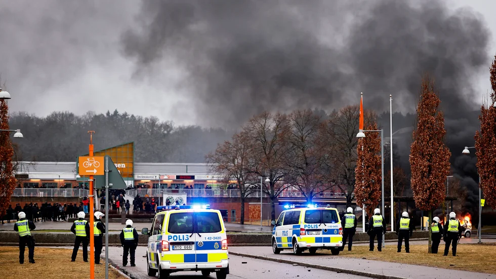 Poliser i samband med de våldsamma påskupploppen i stadsdelen Navestad i Norrköping. Oroligheterna utlöstes av att högerextremisten Rasmus Paludan har fått tillstånd att hålla en allmän sammankomst.