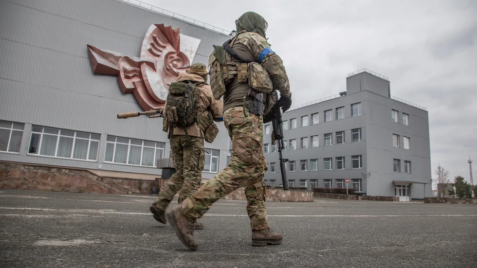 Två ukrainska soldater vid kärnkraftverket i Tjernobyl tidigare i april.