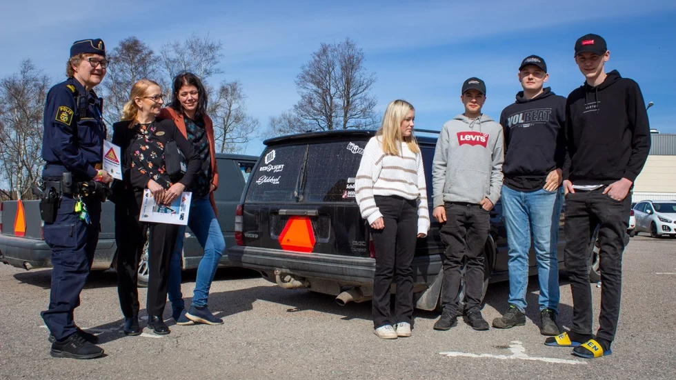 Från vänster: Pirjo Svegréus, områdespolis, Hanna Mehaj, säkerhetsstrateg för Vingåkers kommun, Sara Svensson, förälder, Tuva Führ, Nisse Ronach, Elis Buhlin och Leo Svensson.