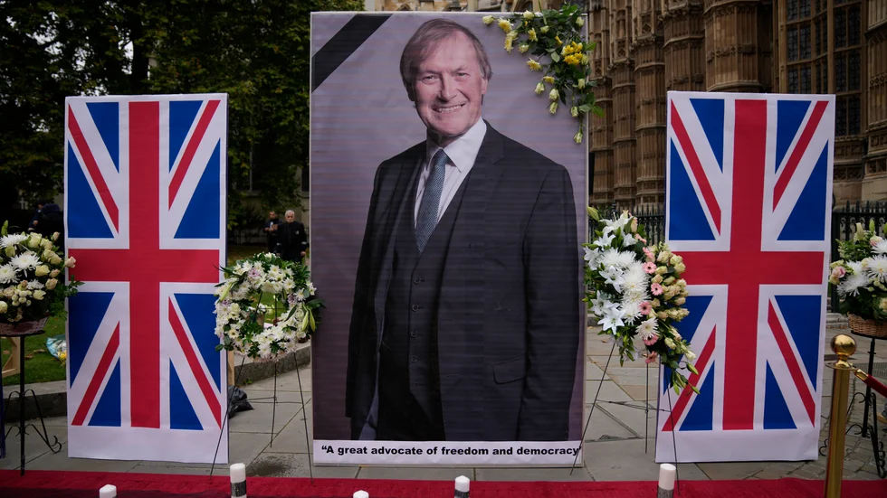 En minnesplats för den mördade politikern David Amess i London i fjol. Arkivbild.
