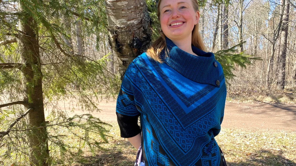 Linn Kapeller vill gärna bo nära naturen. Hennes liv präglas av lekfullhet, passion och nyfikenhet.