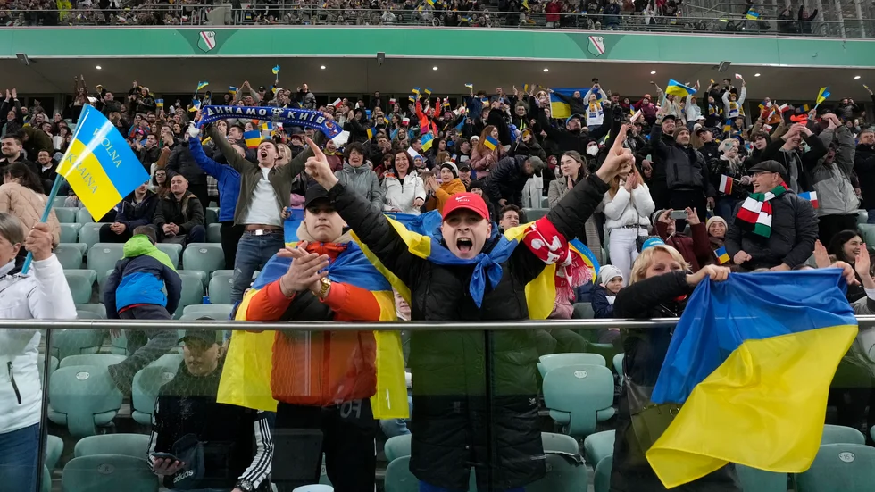 Ukrainska flaggor på läktarna när Dynamo Kiev vann sin första välgörenhetsmatch där pengarna ska gå till krigsflyktingar.