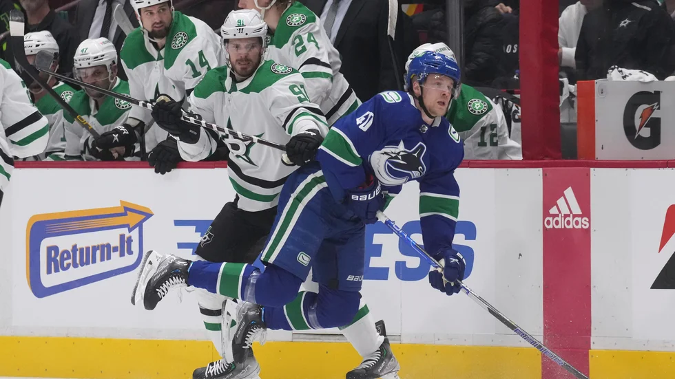 Dallas Tyler Seguin tacklar Vancouvers Elias Pettersson som däremot inte kunde stoppas matchen igenom.