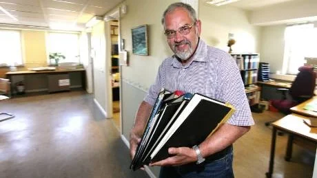Packar ihop. Lennart Torndahl arbetade på torsdagen sin sista dag på miljö- och hälsoskyddskontoret. Nu väntar pensionen. Foto: Rolf Jönsson