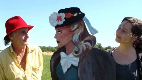 "Sugar babe" eller kanske "Allers 1953", heter kvinnan som står på åkern och är skapad av Hasse Lindroth och hans 18-åriga dotter Tite Lindroth Bahr.
