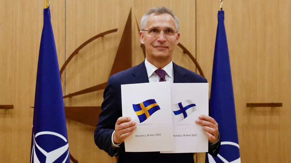 Natos generalsekreterare Jens Stoltenberg visar upp Sveriges och Finlands medlemskapsansökan tidigare i veckan.