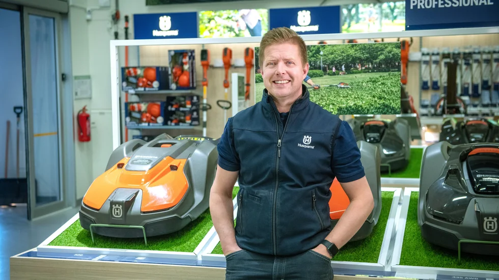 Butikschefen Stefan Lindgren ser bara fördelar med en robotgräsklippare.
