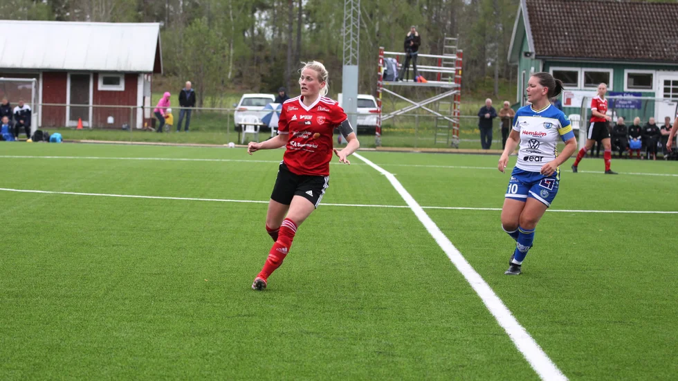 Spelande tränaren Alicia Strand kommer endast att vara tränare resten av säsongen då hon är gravid och det inte funkar att spela längre.