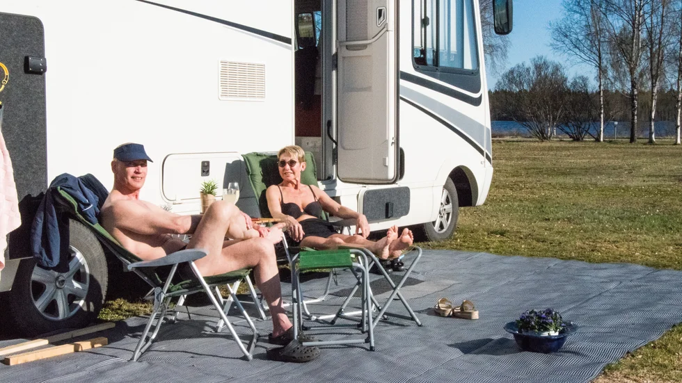 Alf Arne Øvergård och Anita Øvergård från Tromsö har tidig semester i år och åkte till Sverige för att njuta av sommaren.