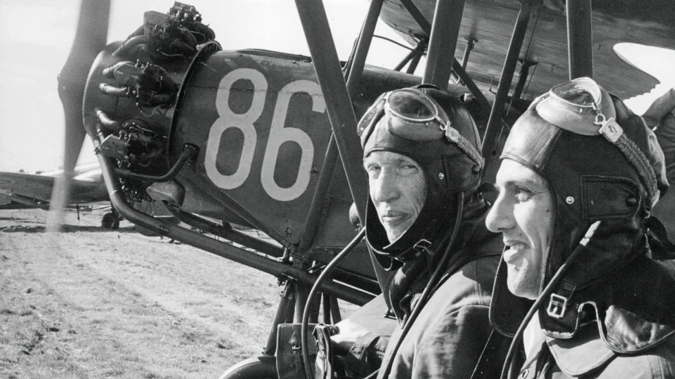 Major Sven-Erik Sjöstedt och löjtnant Alvar Zetterholm framför en S6 Fokker under flygets 50-årsjubileum i Malmslätt.