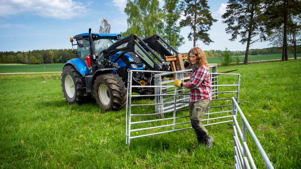 Elin Beckman bygger upp referensrutan med hjälp av staket.
