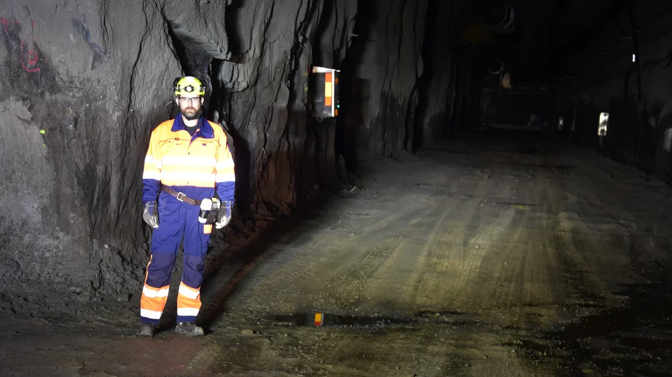 Nils Åström, enhetschef på Boliden Rönnskär, är nere i underjordsförvaret 330 meter under markytan, vilket nu varit i bruk sedan i februari i år.