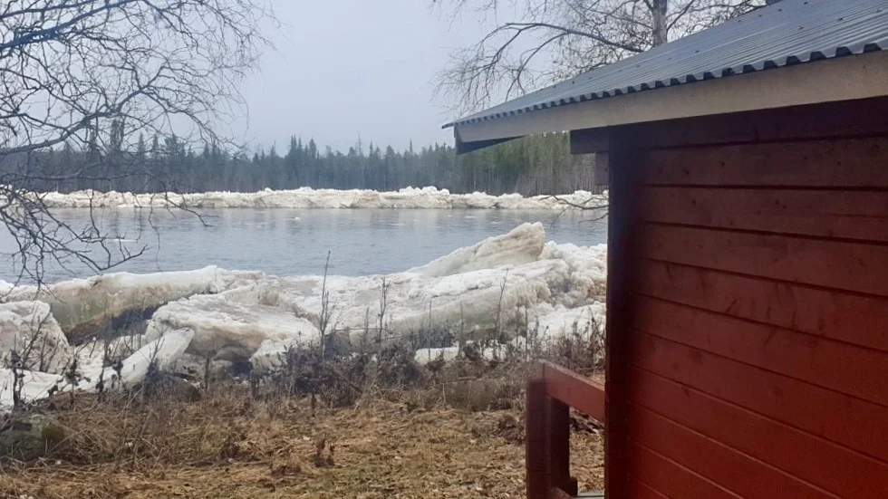 Vattnet sjönk direkt undan från älvstranden när isproppen släppte en kilometer nedströms.