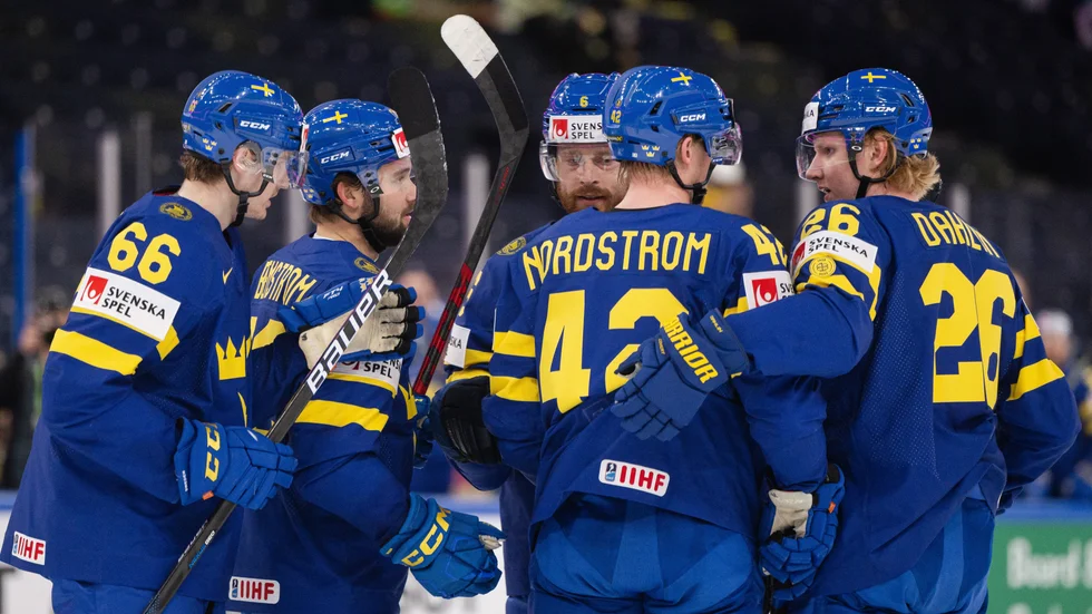 Sverige med bland annat Skelleftesonen Adam Larsson (mitten) krossade Storbritannien i första perioden och spelade sedan av matchen.