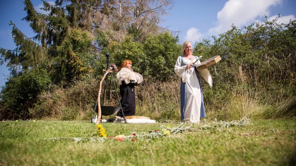 Adepten Josefine Arctaedius och högprästinnan Tove Aradala Barbrosdotter Buhe-Stam genomför Josefines initiering vid templet i Klintehamn.