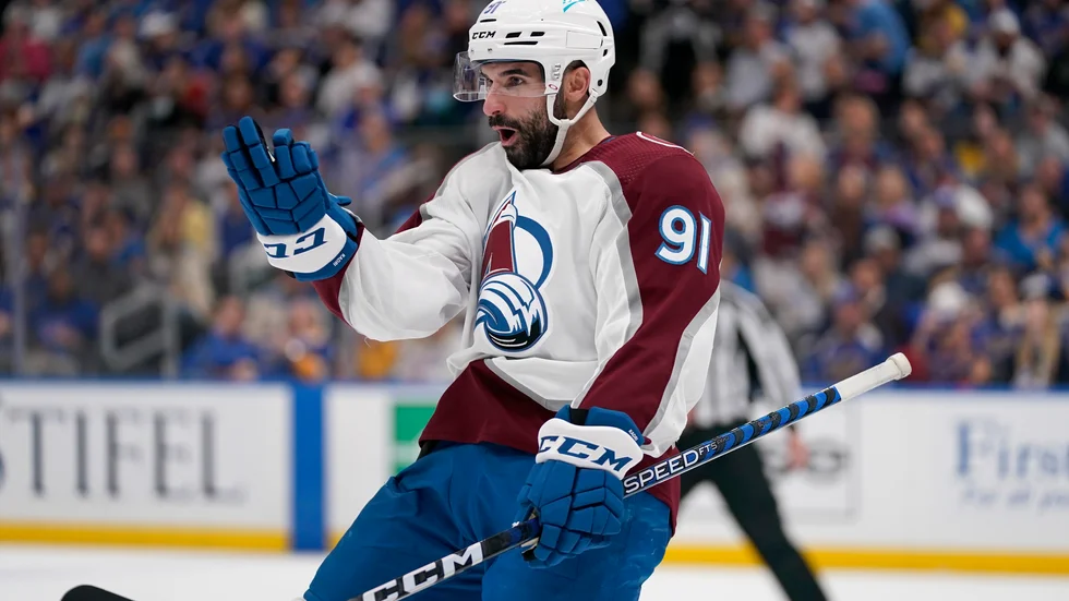 Colorados Nazem Kadri jublar efter ett av sina tre mål i segern borta mot St Louis.