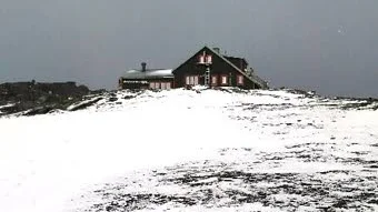 Första snön. Natten mot tisdagen blev det vitt på backen vid fjällstationen i Låktatjåkka.