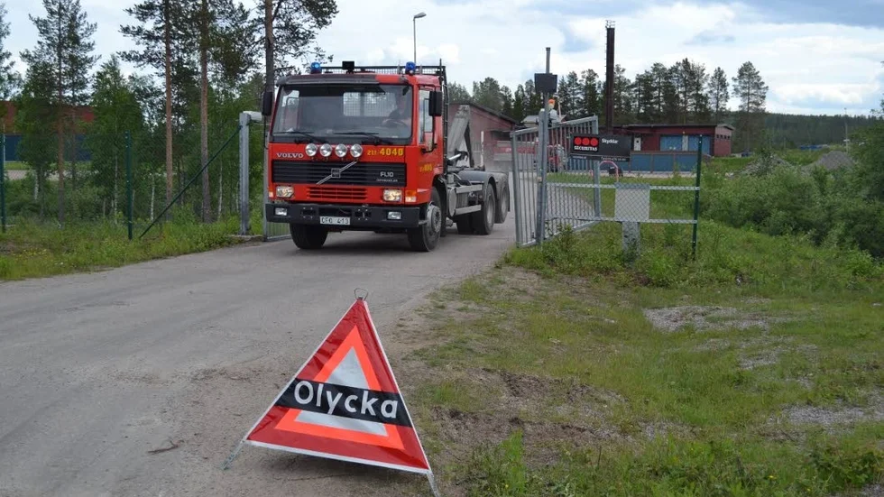 Utryckning. Både LKAB:s och kommunens räddningstjänster jobbar med att släcka branden.