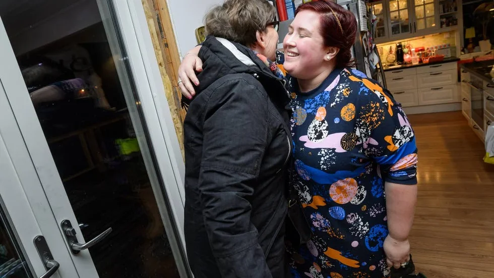 Hittad. Nu är även den man som hjälpte Gun-Britt Alatalo vid älgolyckan upphittad. Det var Hans Bennebrant, också han Brändöbo. Här tackar Gun-Britt Sofia Lundström med en blomma.