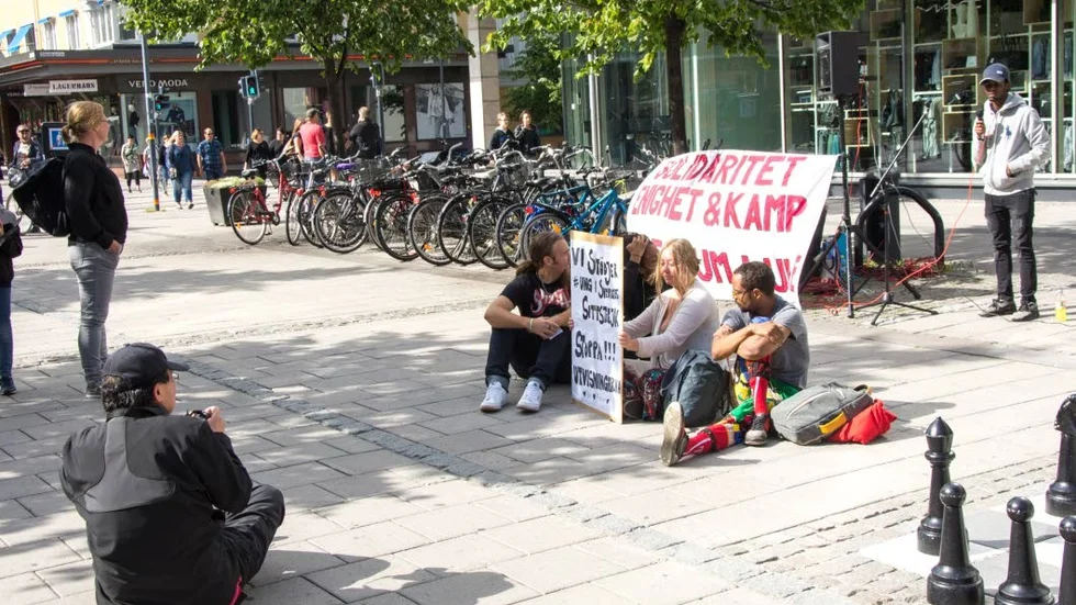 På lördagen satte sig ett flertal personer med koppling till Rött Forum på Storgatan i Luleå. Sittstrejken är att visa sympati med de strejkande i Stockholm.