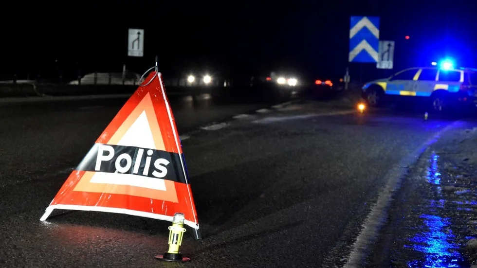 Kvällen. Den sprängskadade 25-åringen ska enligt tidiga uppgifter ha sprängskadat sig vid färjeläget i Norra Sunderbyn, efter det har han på egen hand kört bilen till Sunderbyn.