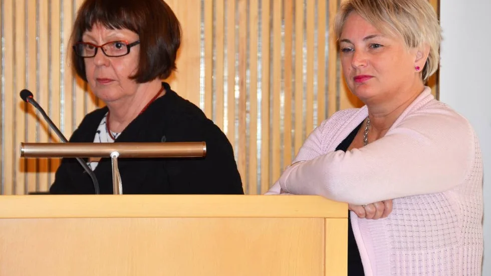 BOENDEPLATSER DISKUTERAS. Maud Lundbäck (till vänster), här med socialchefen Anna-Lena Andersson.