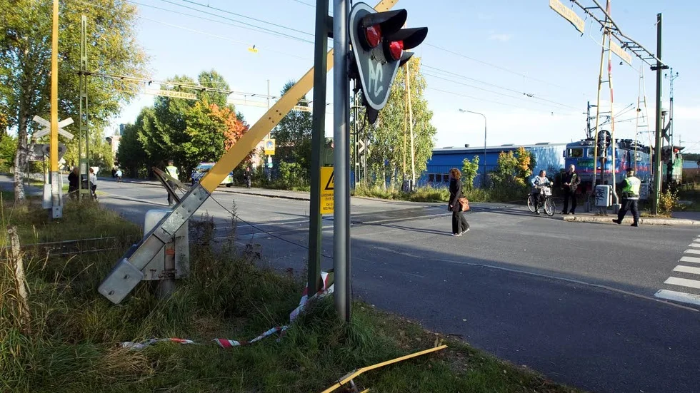 Rammade bommen. En personbil rullade in i en järnvägsbom i Gällivare. Det här är dock en bild på en bom i Luleå.