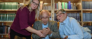 Eigil, 99, lär sig mobiltelefon på biblioteket: "Det är konstigt att man som äldre inte kan lära sig"
