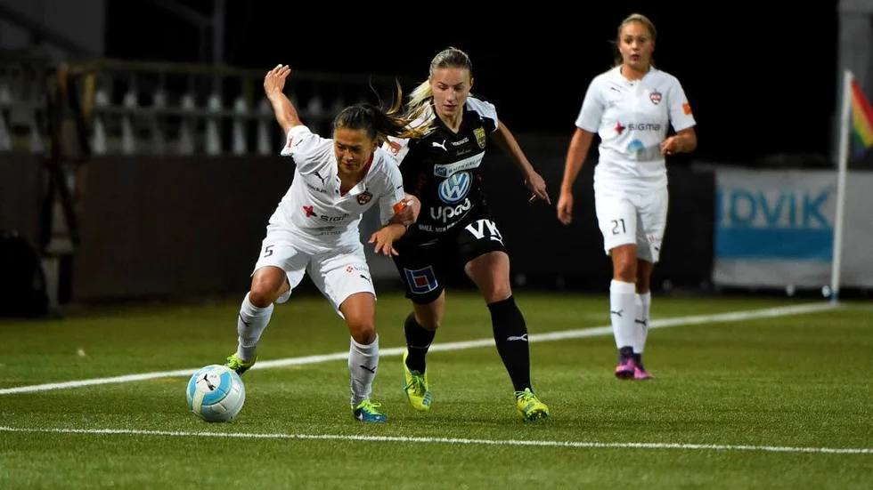 Selina Henriksson (svart tröja).