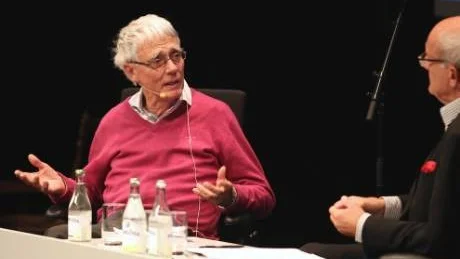 Språkvetenskap. Docent Lars Melin menade att dialekter är viktiga för identiteten , när han på scenen intervjuades av Tommy Wahlgren.