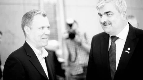 Moderaterna kan inte nu genomföra det femte jobbskatteavdraget, då oppositionen med Tommy Waidelich (S) och Håkan Juholt (S) säger nej. De vill istället investera i utbildning, järnvägar och framtidsjobb.