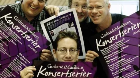 Stort och litet format. Gotlandsmusikens stora och lilla konsertserier startar för elfte året. I bild Jean-Simon Maurin med Erik Skagerfält på sin högra sida, Tomas Danielsson i mitten och Magnus Fahlén till vänster.Foto: Rolf Jönsson