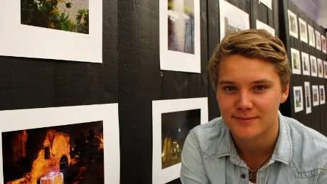 Njord Frölander visar sin bild "Lightglobe" som är av ett 70-tal bilder på utställningen i Coop-gallerian.foto: bengt valentinsson