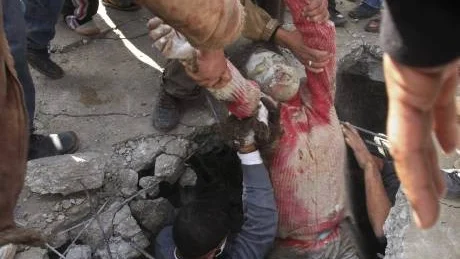 En död palestisk flicka dras fram ur ruinerna i Gaza. Den segrar som är bäst på att döda motståndarens civilbefolkning. Men den som segrar erkänner inte sina krigsförbrytelser. Förloraren däremot ställs inför rätta. Och är dömd på förhand, det visar historien.                                           foto: Khalil Hamra/scanpix