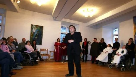 Skådespelare. Thomas Jankert presenterar ensemblen.