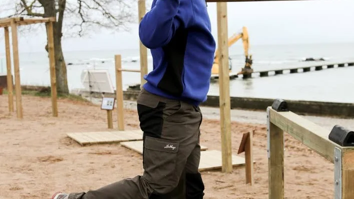 Knäböj. Enkel övning du kan variera genom att göra knäböj på ett eller båda ben.