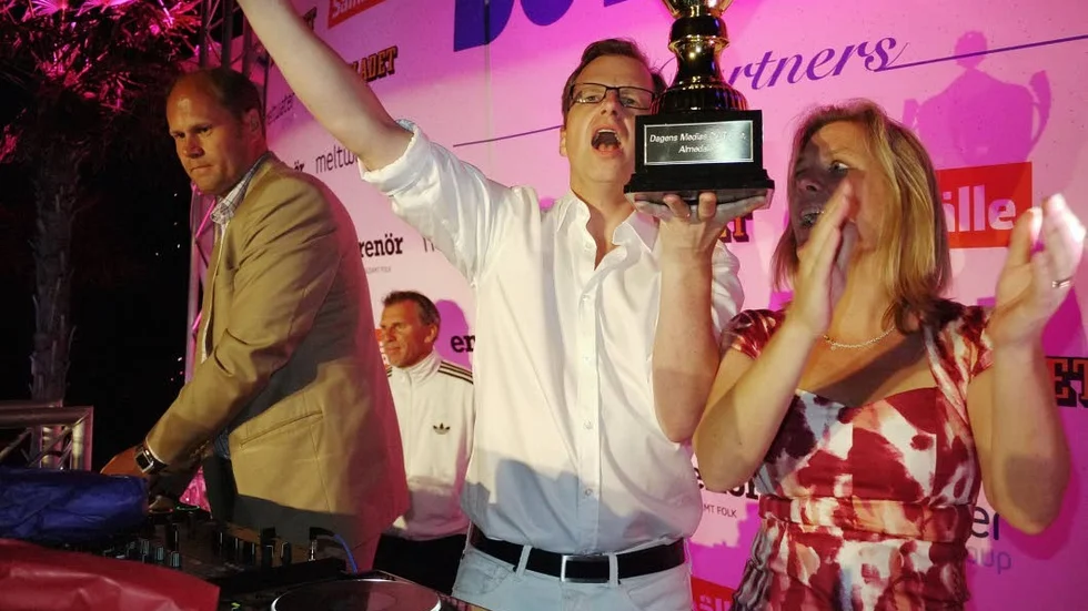Mathias Kallio, DagensMedia delar ut priset till vinnarna av DJ-battle 2013, Mikael Damberg och Magdalena Andersson