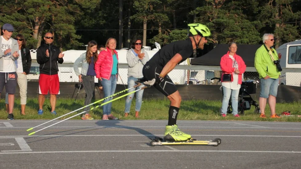 Henrik Larsson Tunholm, vinnare i klassen H40, stakar sig mot mållinjen