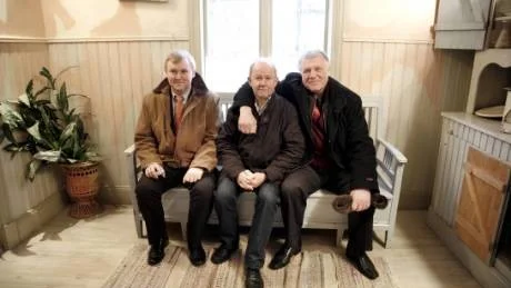 Pippibesökare. Från vänster: Vitrysslands ambassadör, Andrei Grinkievich, Lennart Edlund, länsstyrelsen på Gotland, och Vladimir Tochilho, borgmästare i staden Polotsk. Här sitter de i Pippi Långstrumps kökssoffa i Pippihuset vid Kneippbyns Sommarland.Foto: Ulf Glimfalk