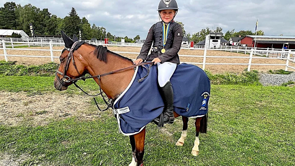 Liv Ekstrand Lindewald från Jump Club Ridsportförening med ponnyn Treflan Rhosyn var en av vinnarna när ponny-DM avgjordes i Enköpingsnäs.